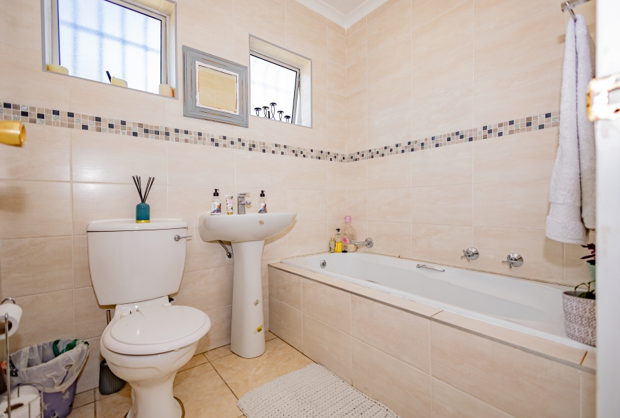 2 Bedroom Property for Sale in Oakglen Western Cape